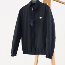 Prada 普拉达 2026FW早秋新品 双面穿夹克外套🥼采用品牌标志性RE-NYLON再生尼龙面料,触感轻盈顺滑,自 Prada 普拉达 2026FW早秋新品 双面穿夹克外套🥼采用品牌标志性RE-NYLON再生尼龙面料,触感轻盈顺滑,自