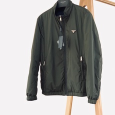 Prada 普拉达 2026FW早秋新品 双面穿夹克外套🥼采用品牌标志性RE-NYLON再生尼龙面料,触感轻盈顺滑,自 Prada 普拉达 2026FW早秋新品 双面穿夹克外套🥼采用品牌标志性RE-NYLON再生尼龙面料,触感轻盈顺滑,自