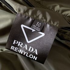 Prada 普拉达 2026FW早秋新品 双面穿夹克外套🥼采用品牌标志性RE-NYLON再生尼龙面料,触感轻盈顺滑,自 Prada 普拉达 2026FW早秋新品 双面穿夹克外套🥼采用品牌标志性RE-NYLON再生尼龙面料,触感轻盈顺滑,自