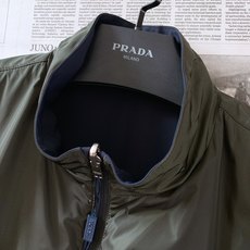 Prada 普拉达 2026FW早秋新品 双面穿夹克外套🥼采用品牌标志性RE-NYLON再生尼龙面料,触感轻盈顺滑,自 Prada 普拉达 2026FW早秋新品 双面穿夹克外套🥼采用品牌标志性RE-NYLON再生尼龙面料,触感轻盈顺滑,自