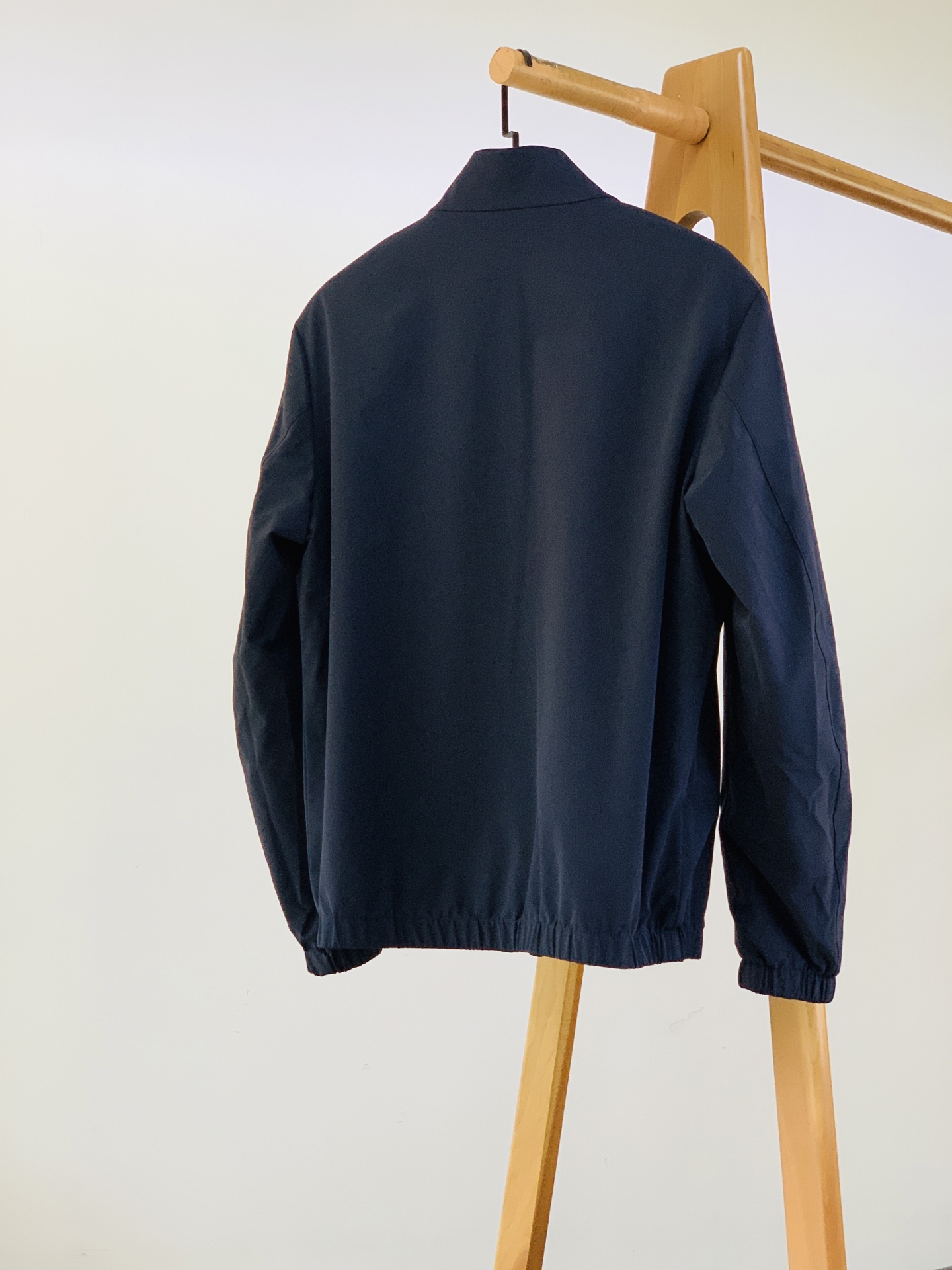 Prada 普拉达 2026FW早秋新品 双面穿夹克外套🥼采用品牌标志性RE-NYLON再生尼龙面料,触感轻盈顺滑,自 Prada 普拉达 2026FW早秋新品 双面穿夹克外套🥼采用品牌标志性RE-NYLON再生尼龙面料,触感轻盈顺滑,自