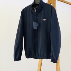 Prada 普拉达 2026FW早秋新品 双面穿夹克外套🥼采用品牌标志性RE-NYLON再生尼龙面料,触感轻盈顺滑,自 Prada 普拉达 2026FW早秋新品 双面穿夹克外套🥼采用品牌标志性RE-NYLON再生尼龙面料,触感轻盈顺滑,自