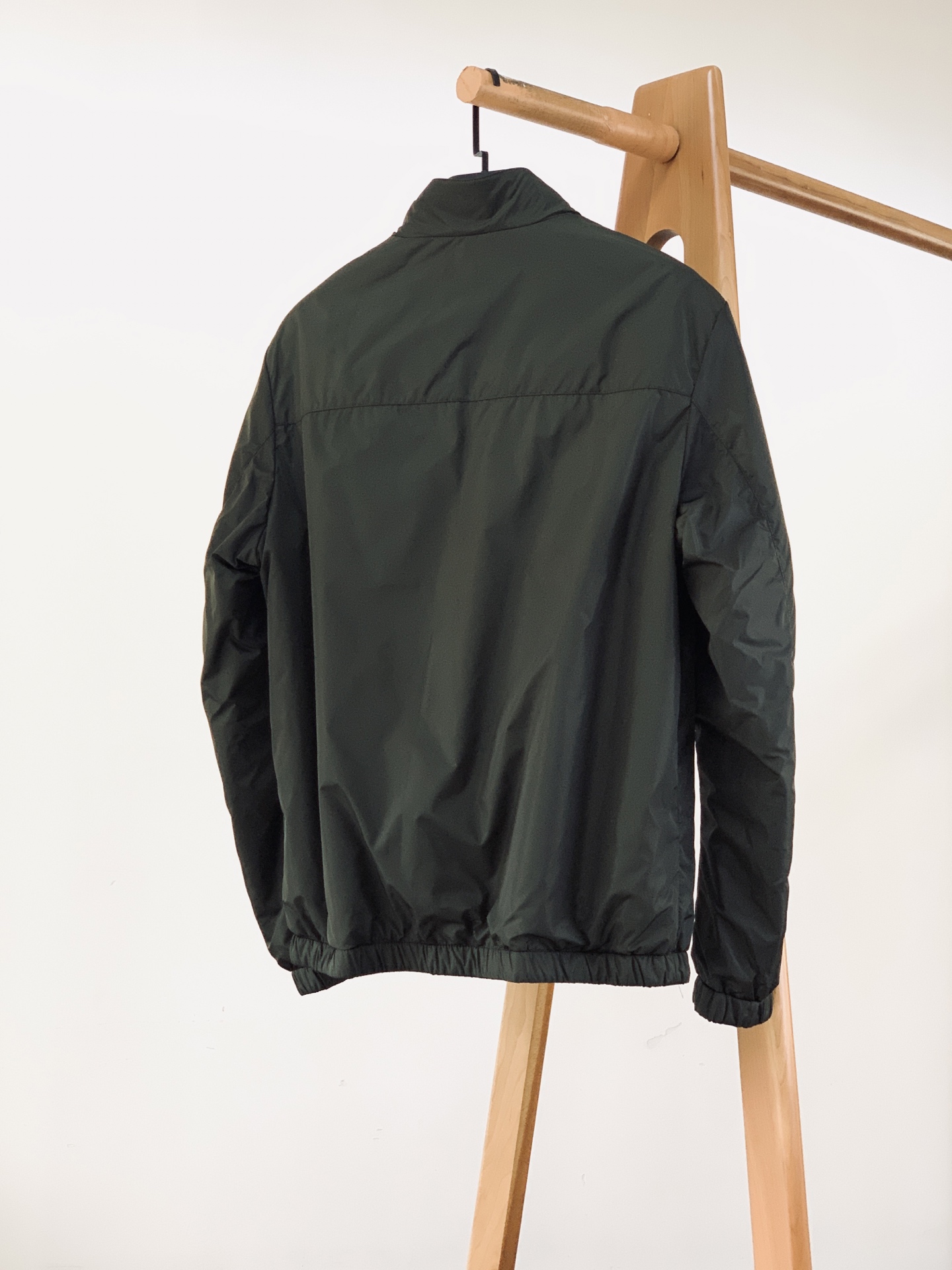 Prada 普拉达 2026FW早秋新品 双面穿夹克外套🥼采用品牌标志性RE-NYLON再生尼龙面料,触感轻盈顺滑,自 Prada 普拉达 2026FW早秋新品 双面穿夹克外套🥼采用品牌标志性RE-NYLON再生尼龙面料,触感轻盈顺滑,自