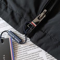 Tommy Hilfiger 汤米.希尔费格 2026FW早秋新品 双面穿立领夹克🥼一件拥有两种穿搭,实用性直接拉满。 Tommy Hilfiger 汤米.希尔费格 2026FW早秋新品 双面穿立领夹克🥼一件拥有两种穿搭,实用性直接拉满。