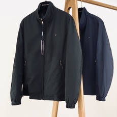 Tommy Hilfiger 汤米.希尔费格 2026FW早秋新品 双面穿立领夹克🥼一件拥有两种穿搭,实用性直接拉满。 Tommy Hilfiger 汤米.希尔费格 2026FW早秋新品 双面穿立领夹克🥼一件拥有两种穿搭,实用性直接拉满。
