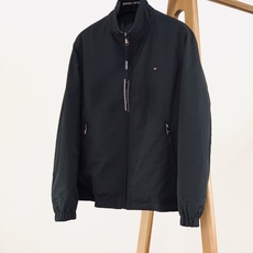Tommy Hilfiger 汤米.希尔费格 2026FW早秋新品 双面穿立领夹克🥼一件拥有两种穿搭,实用性直接拉满。 Tommy Hilfiger 汤米.希尔费格 2026FW早秋新品 双面穿立领夹克🥼一件拥有两种穿搭,实用性直接拉满。