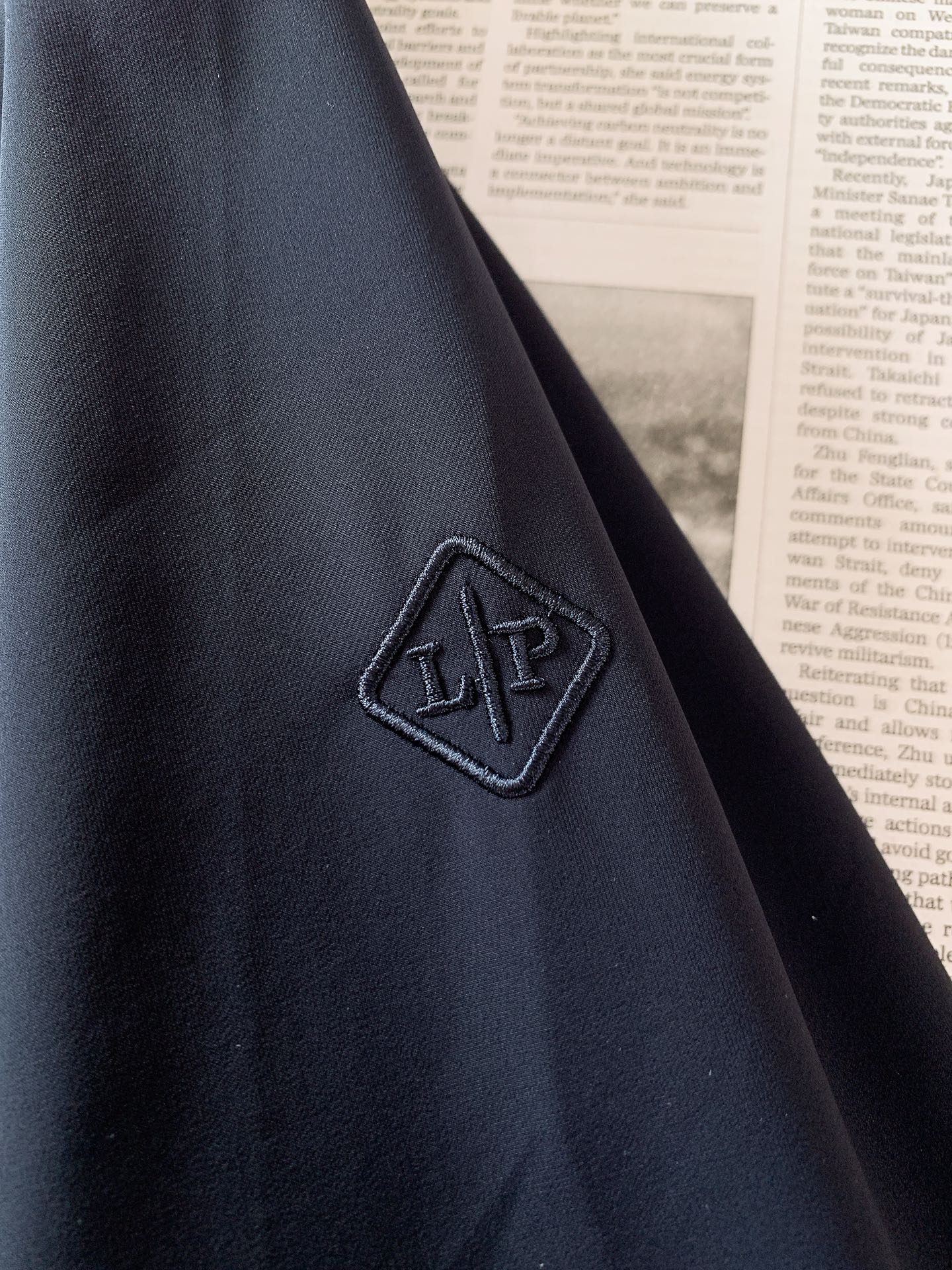 LoroPiana L.P FW早秋新品 Loro Piana可拆卸连帽外套🥼甄选品牌专属高密功能性面料,触感细腻顺滑, LoroPiana L.P FW早秋新品 Loro Piana可拆卸连帽外套🥼甄选品牌专属高密功能性面料,触感细腻顺滑,