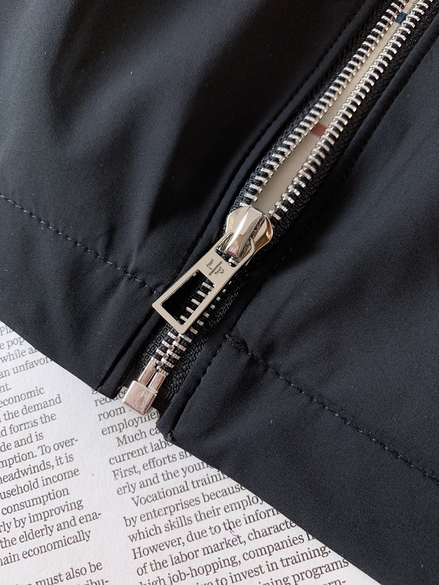 LoroPiana L.P FW早秋新品 Loro Piana可拆卸连帽外套🥼甄选品牌专属高密功能性面料，触感细腻顺滑，