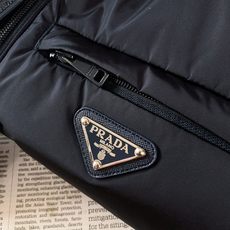 Prada 普拉达 2026FW秋冬新品 可拆卸连帽羽绒服🥼甄选品牌经典再生尼龙面料,面料轻薄紧致,自带防风防泼水属性 Prada 普拉达 2026FW秋冬新品 可拆卸连帽羽绒服🥼甄选品牌经典再生尼龙面料,面料轻薄紧致,自带防风防泼水属性