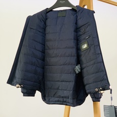 Prada 普拉达 2026FW秋冬新品 可拆卸连帽羽绒服🥼甄选品牌经典再生尼龙面料,面料轻薄紧致,自带防风防泼水属性 Prada 普拉达 2026FW秋冬新品 可拆卸连帽羽绒服🥼甄选品牌经典再生尼龙面料,面料轻薄紧致,自带防风防泼水属性