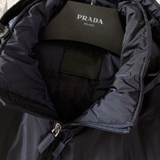 Prada 普拉达 2026FW秋冬新品 可拆卸连帽羽绒服🥼甄选品牌经典再生尼龙面料,面料轻薄紧致,自带防风防泼水属性 Prada 普拉达 2026FW秋冬新品 可拆卸连帽羽绒服🥼甄选品牌经典再生尼龙面料,面料轻薄紧致,自带防风防泼水属性