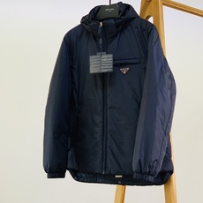 Prada 普拉达 2026FW秋冬新品 可拆卸连帽羽绒服🥼甄选品牌经典再生尼龙面料,面料轻薄紧致,自带防风防泼水属性 Prada 普拉达 2026FW秋冬新品 可拆卸连帽羽绒服🥼甄选品牌经典再生尼龙面料,面料轻薄紧致,自带防风防泼水属性