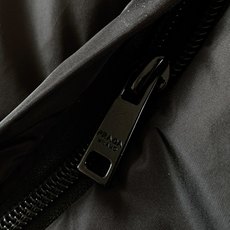 Prada 普拉达 2026FW秋冬新品 可拆卸连帽羽绒服🥼甄选品牌经典再生尼龙面料,面料轻薄紧致,自带防风防泼水属性 Prada 普拉达 2026FW秋冬新品 可拆卸连帽羽绒服🥼甄选品牌经典再生尼龙面料,面料轻薄紧致,自带防风防泼水属性