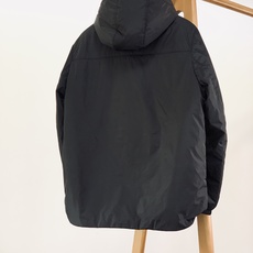 Prada 普拉达 2026FW秋冬新品 可拆卸连帽羽绒服🥼甄选品牌经典再生尼龙面料,面料轻薄紧致,自带防风防泼水属性 Prada 普拉达 2026FW秋冬新品 可拆卸连帽羽绒服🥼甄选品牌经典再生尼龙面料,面料轻薄紧致,自带防风防泼水属性