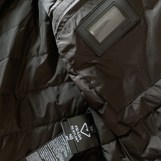 Prada 普拉达 2026FW秋冬新品 可拆卸连帽羽绒服🥼甄选品牌经典再生尼龙面料,面料轻薄紧致,自带防风防泼水属性 Prada 普拉达 2026FW秋冬新品 可拆卸连帽羽绒服🥼甄选品牌经典再生尼龙面料,面料轻薄紧致,自带防风防泼水属性