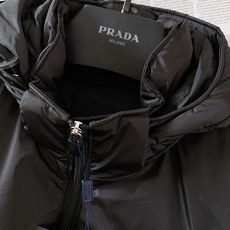 Prada 普拉达 2026FW秋冬新品 可拆卸连帽羽绒服🥼甄选品牌经典再生尼龙面料,面料轻薄紧致,自带防风防泼水属性 Prada 普拉达 2026FW秋冬新品 可拆卸连帽羽绒服🥼甄选品牌经典再生尼龙面料,面料轻薄紧致,自带防风防泼水属性