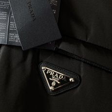 Prada 普拉达 2026FW秋冬新品 可拆卸连帽羽绒服🥼甄选品牌经典再生尼龙面料,面料轻薄紧致,自带防风防泼水属性 Prada 普拉达 2026FW秋冬新品 可拆卸连帽羽绒服🥼甄选品牌经典再生尼龙面料,面料轻薄紧致,自带防风防泼水属性