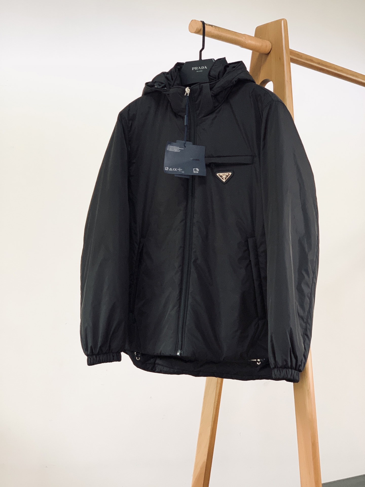 Prada 普拉达 2026FW秋冬新品 可拆卸连帽羽绒服🥼甄选品牌经典再生尼龙面料,面料轻薄紧致,自带防风防泼水属性 Prada 普拉达 2026FW秋冬新品 可拆卸连帽羽绒服🥼甄选品牌经典再生尼龙面料,面料轻薄紧致,自带防风防泼水属性
