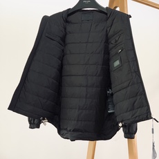 Prada 普拉达 2026FW秋冬新品 可拆卸连帽羽绒服🥼甄选品牌经典再生尼龙面料,面料轻薄紧致,自带防风防泼水属性 Prada 普拉达 2026FW秋冬新品 可拆卸连帽羽绒服🥼甄选品牌经典再生尼龙面料,面料轻薄紧致,自带防风防泼水属性