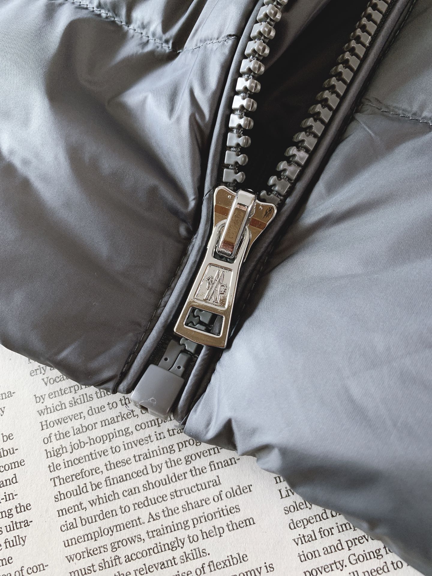 Moncler 蒙口 拼接针织袖羽绒服🥼 衣身前片采用高密防风尼龙面料，内置高品质羽绒填充，锁温能力强，轻而不臃肿；袖子