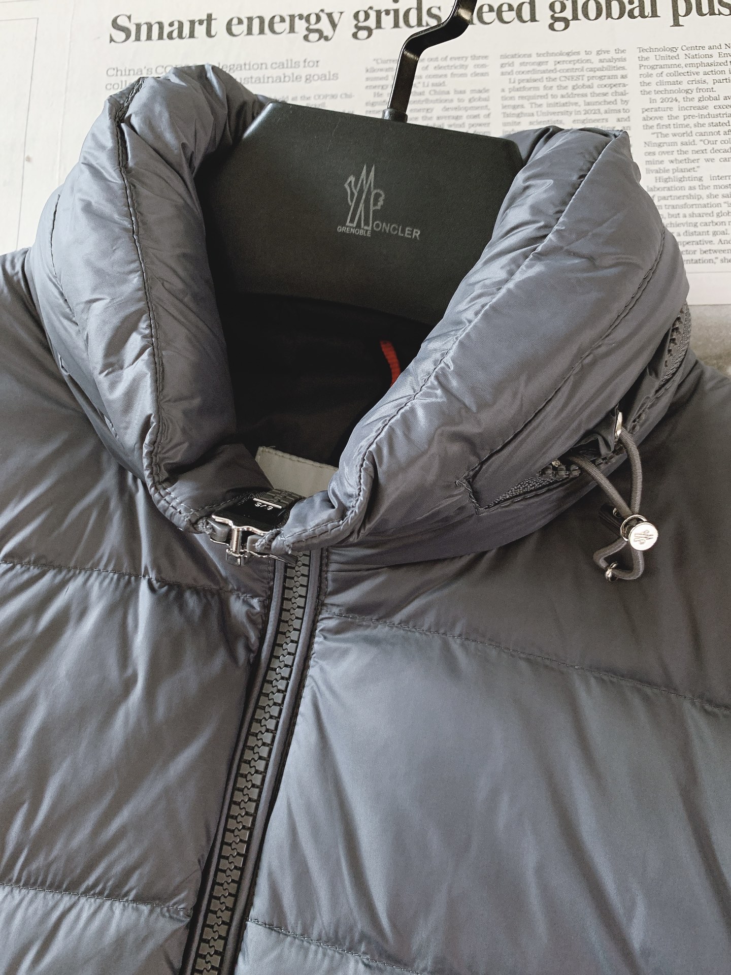 Moncler 蒙口 拼接针织袖羽绒服🥼 衣身前片采用高密防风尼龙面料，内置高品质羽绒填充，锁温能力强，轻而不臃肿；袖子
