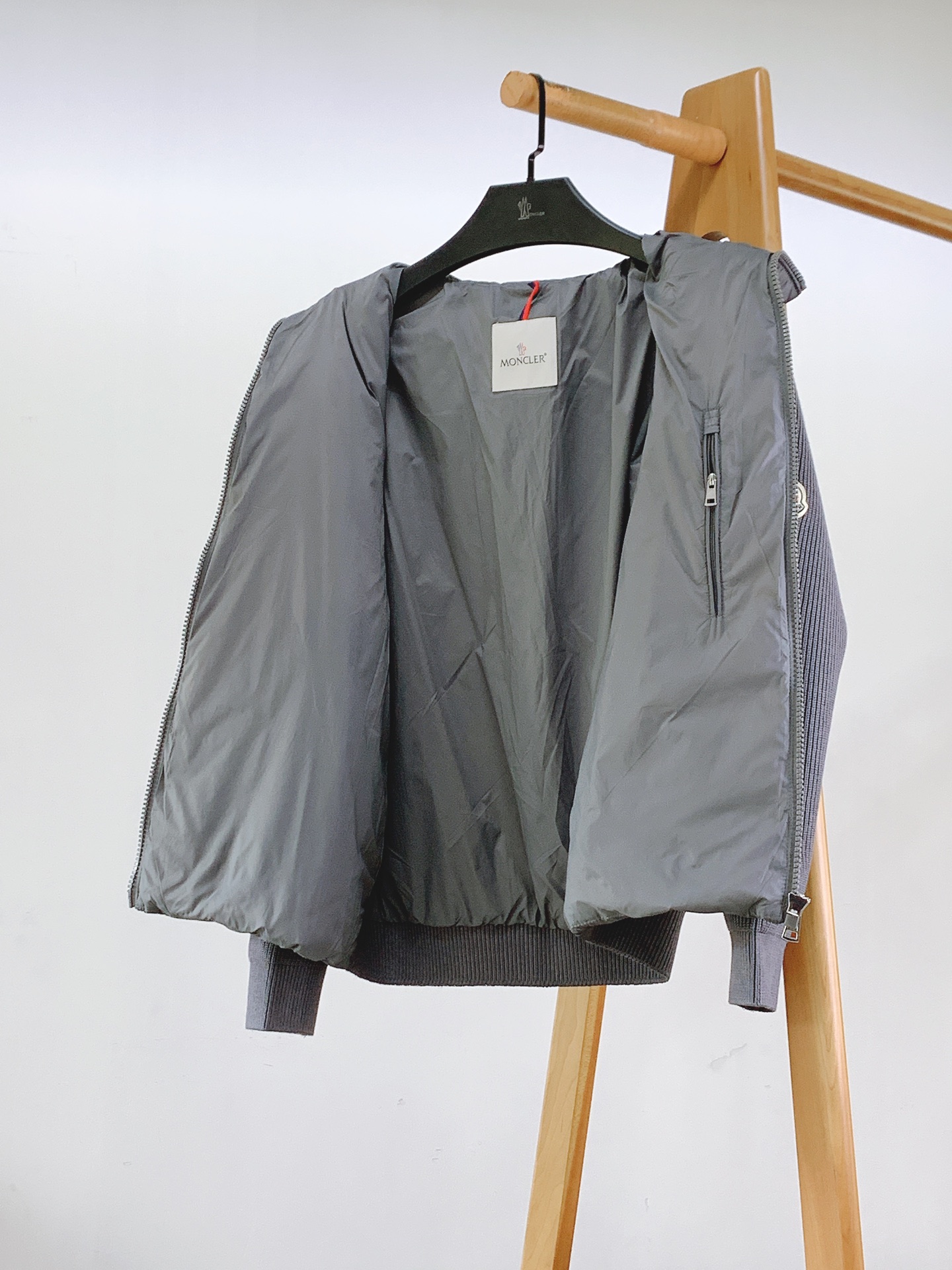 Moncler 蒙口 拼接针织袖羽绒服🥼 衣身前片采用高密防风尼龙面料，内置高品质羽绒填充，锁温能力强，轻而不臃肿；袖子