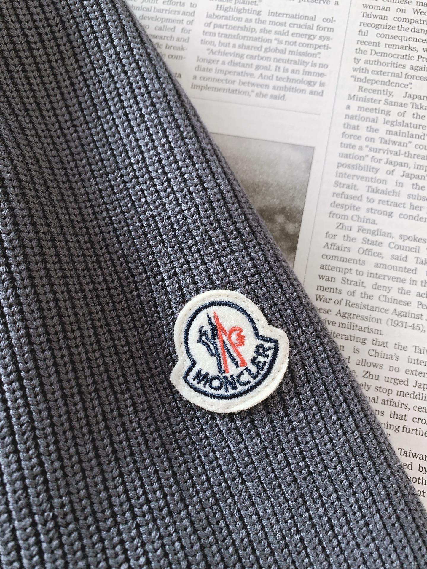 Moncler 蒙口 拼接针织袖羽绒服🥼 衣身前片采用高密防风尼龙面料，内置高品质羽绒填充，锁温能力强，轻而不臃肿；袖子