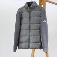 Moncler 蒙口 拼接针织袖羽绒服🥼 衣身前片采用高密防风尼龙面料,内置高品质羽绒填充,锁温能力强,轻而不臃肿;袖子 Moncler 蒙口 拼接针织袖羽绒服🥼 衣身前片采用高密防风尼龙面料,内置高品质羽绒填充,锁温能力强,轻而不臃肿;袖子