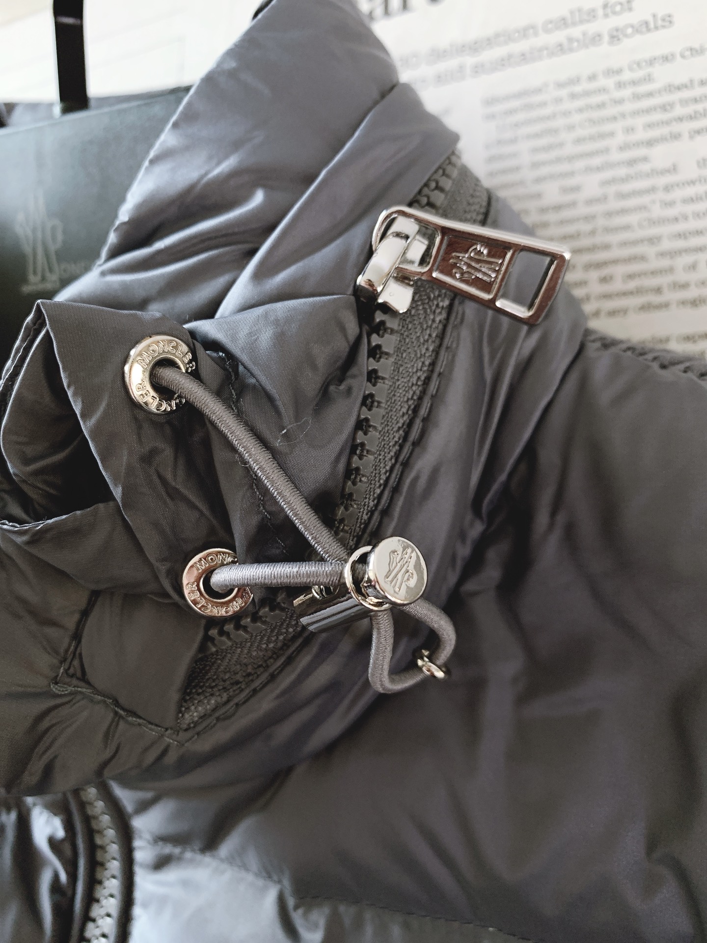 Moncler 蒙口 拼接针织袖羽绒服🥼 衣身前片采用高密防风尼龙面料，内置高品质羽绒填充，锁温能力强，轻而不臃肿；袖子