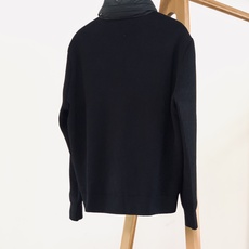 Moncler 蒙口 拼接针织袖羽绒服🥼 衣身前片采用高密防风尼龙面料,内置高品质羽绒填充,锁温能力强,轻而不臃肿;袖子 Moncler 蒙口 拼接针织袖羽绒服🥼 衣身前片采用高密防风尼龙面料,内置高品质羽绒填充,锁温能力强,轻而不臃肿;袖子