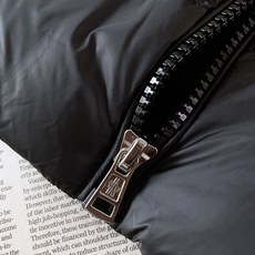 Moncler 蒙口 拼接针织袖羽绒服🥼 衣身前片采用高密防风尼龙面料,内置高品质羽绒填充,锁温能力强,轻而不臃肿;袖子 Moncler 蒙口 拼接针织袖羽绒服🥼 衣身前片采用高密防风尼龙面料,内置高品质羽绒填充,锁温能力强,轻而不臃肿;袖子