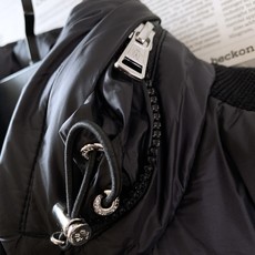 Moncler 蒙口 拼接针织袖羽绒服🥼 衣身前片采用高密防风尼龙面料,内置高品质羽绒填充,锁温能力强,轻而不臃肿;袖子 Moncler 蒙口 拼接针织袖羽绒服🥼 衣身前片采用高密防风尼龙面料,内置高品质羽绒填充,锁温能力强,轻而不臃肿;袖子