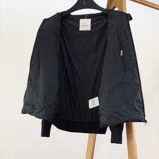 Moncler 蒙口 拼接针织袖羽绒服🥼 衣身前片采用高密防风尼龙面料,内置高品质羽绒填充,锁温能力强,轻而不臃肿;袖子 Moncler 蒙口 拼接针织袖羽绒服🥼 衣身前片采用高密防风尼龙面料,内置高品质羽绒填充,锁温能力强,轻而不臃肿;袖子