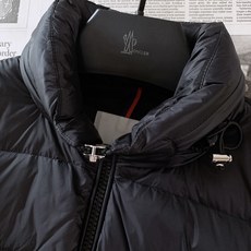 Moncler 蒙口 拼接针织袖羽绒服🥼 衣身前片采用高密防风尼龙面料,内置高品质羽绒填充,锁温能力强,轻而不臃肿;袖子 Moncler 蒙口 拼接针织袖羽绒服🥼 衣身前片采用高密防风尼龙面料,内置高品质羽绒填充,锁温能力强,轻而不臃肿;袖子