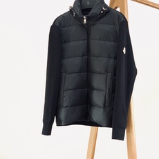 Moncler 蒙口 拼接针织袖羽绒服🥼 衣身前片采用高密防风尼龙面料,内置高品质羽绒填充,锁温能力强,轻而不臃肿;袖子 Moncler 蒙口 拼接针织袖羽绒服🥼 衣身前片采用高密防风尼龙面料,内置高品质羽绒填充,锁温能力强,轻而不臃肿;袖子