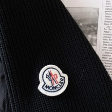 Moncler 蒙口 拼接针织袖羽绒服🥼 衣身前片采用高密防风尼龙面料,内置高品质羽绒填充,锁温能力强,轻而不臃肿;袖子 Moncler 蒙口 拼接针织袖羽绒服🥼 衣身前片采用高密防风尼龙面料,内置高品质羽绒填充,锁温能力强,轻而不臃肿;袖子