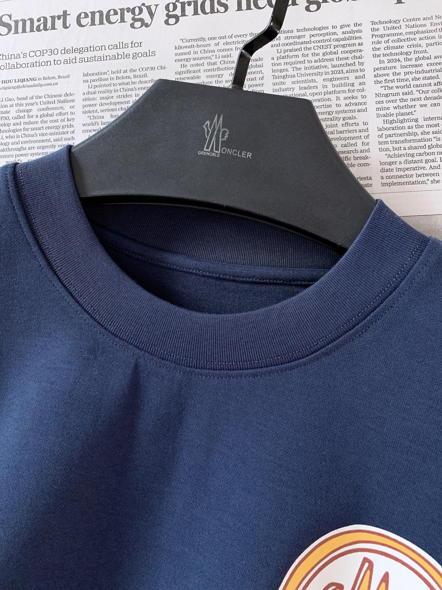 Moncler 蒙口 2026FW早秋新品 印花打底短袖T恤👕重磅高支棉质料子,摸上去软糯厚实,完全不是薄透廉价的面料, Moncler 蒙口 2026FW早秋新品 印花打底短袖T恤👕重磅高支棉质料子,摸上去软糯厚实,完全不是薄透廉价的面料,