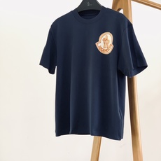 Moncler 蒙口 2026FW早秋新品 印花打底短袖T恤👕重磅高支棉质料子,摸上去软糯厚实,完全不是薄透廉价的面料, Moncler 蒙口 2026FW早秋新品 印花打底短袖T恤👕重磅高支棉质料子,摸上去软糯厚实,完全不是薄透廉价的面料,