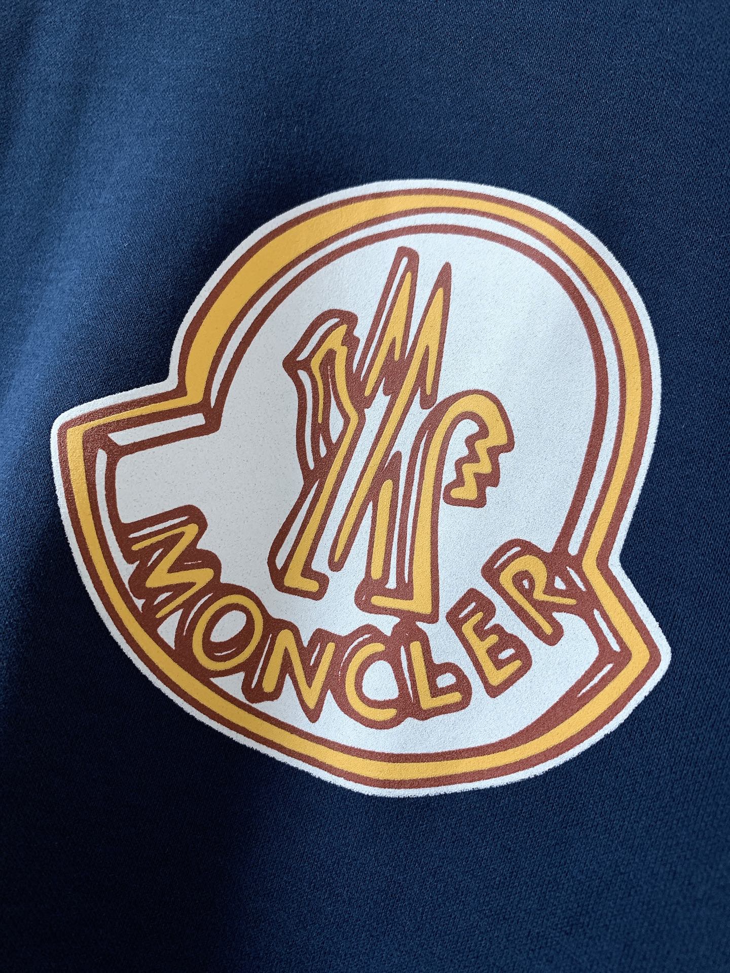 Moncler 蒙口 2026FW早秋新品 印花打底短袖T恤👕重磅高支棉质料子,摸上去软糯厚实,完全不是薄透廉价的面料, Moncler 蒙口 2026FW早秋新品 印花打底短袖T恤👕重磅高支棉质料子,摸上去软糯厚实,完全不是薄透廉价的面料,