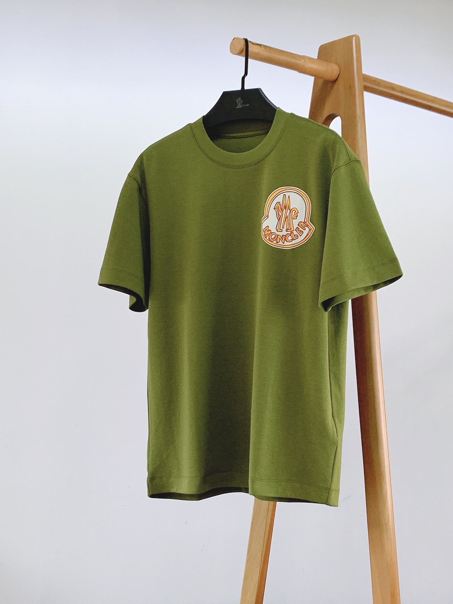 Moncler 蒙口 2026FW早秋新品 印花打底短袖T恤👕重磅高支棉质料子,摸上去软糯厚实,完全不是薄透廉价的面料, Moncler 蒙口 2026FW早秋新品 印花打底短袖T恤👕重磅高支棉质料子,摸上去软糯厚实,完全不是薄透廉价的面料,