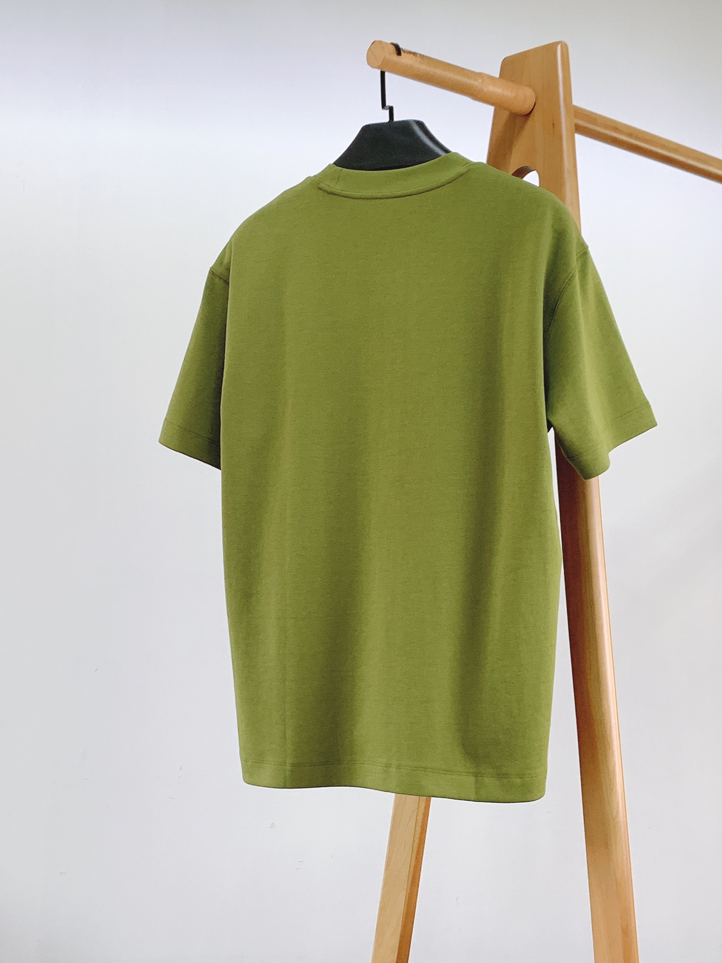 Moncler 蒙口 2026FW早秋新品 印花打底短袖T恤👕重磅高支棉质料子,摸上去软糯厚实,完全不是薄透廉价的面料, Moncler 蒙口 2026FW早秋新品 印花打底短袖T恤👕重磅高支棉质料子,摸上去软糯厚实,完全不是薄透廉价的面料,