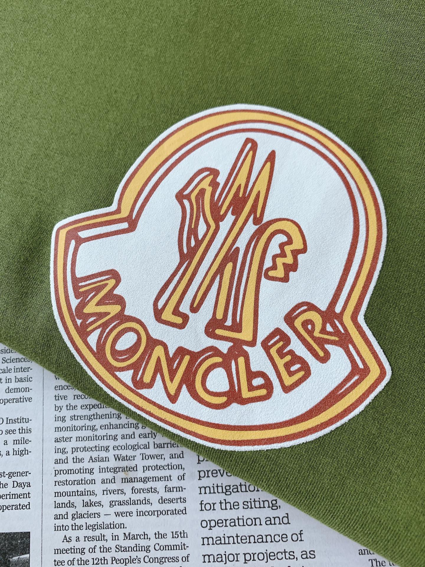 Moncler 蒙口 2026FW早秋新品 印花打底短袖T恤👕重磅高支棉质料子,摸上去软糯厚实,完全不是薄透廉价的面料, Moncler 蒙口 2026FW早秋新品 印花打底短袖T恤👕重磅高支棉质料子,摸上去软糯厚实,完全不是薄透廉价的面料,