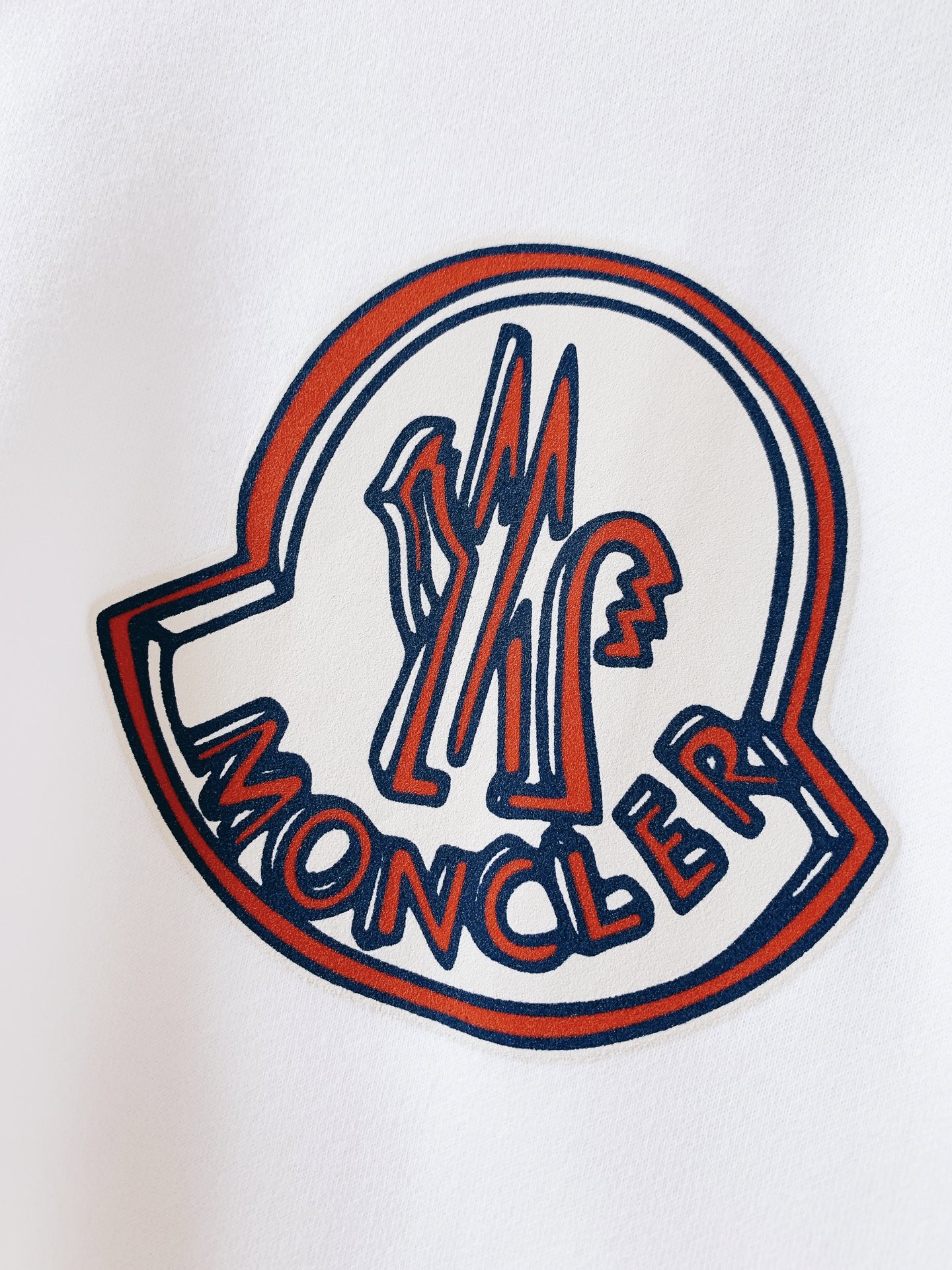 Moncler 蒙口 2026FW早秋新品 印花打底短袖T恤👕重磅高支棉质料子,摸上去软糯厚实,完全不是薄透廉价的面料, Moncler 蒙口 2026FW早秋新品 印花打底短袖T恤👕重磅高支棉质料子,摸上去软糯厚实,完全不是薄透廉价的面料,