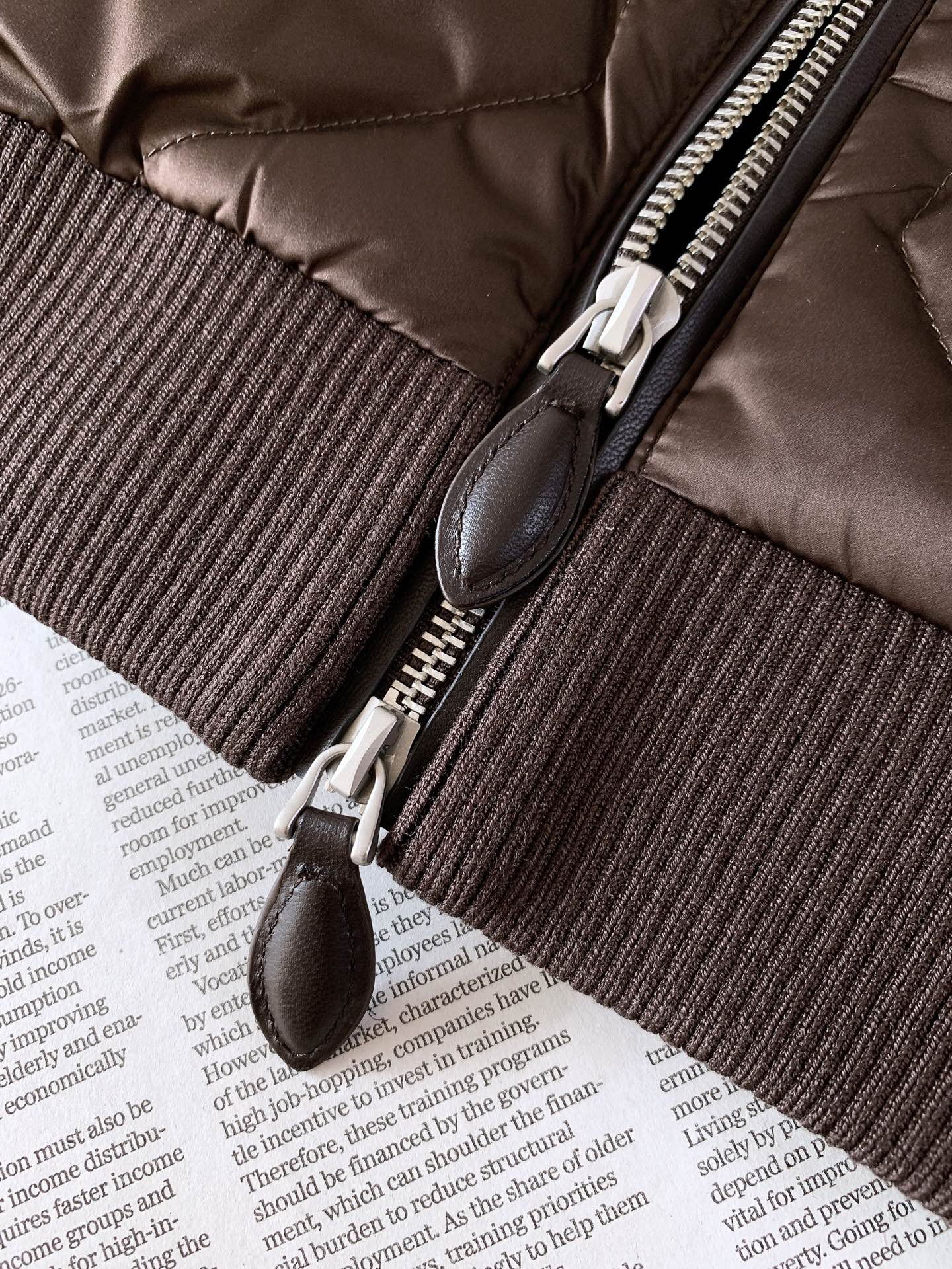 Berluti 伯鲁蒂 2026FW早秋新品 时尚拼接羽绒服🥼衣身主体采用高密防风羽绒面料,菱格锁绒工艺,牢牢锁住羽绒 Berluti 伯鲁蒂 2026FW早秋新品 时尚拼接羽绒服🥼衣身主体采用高密防风羽绒面料,菱格锁绒工艺,牢牢锁住羽绒