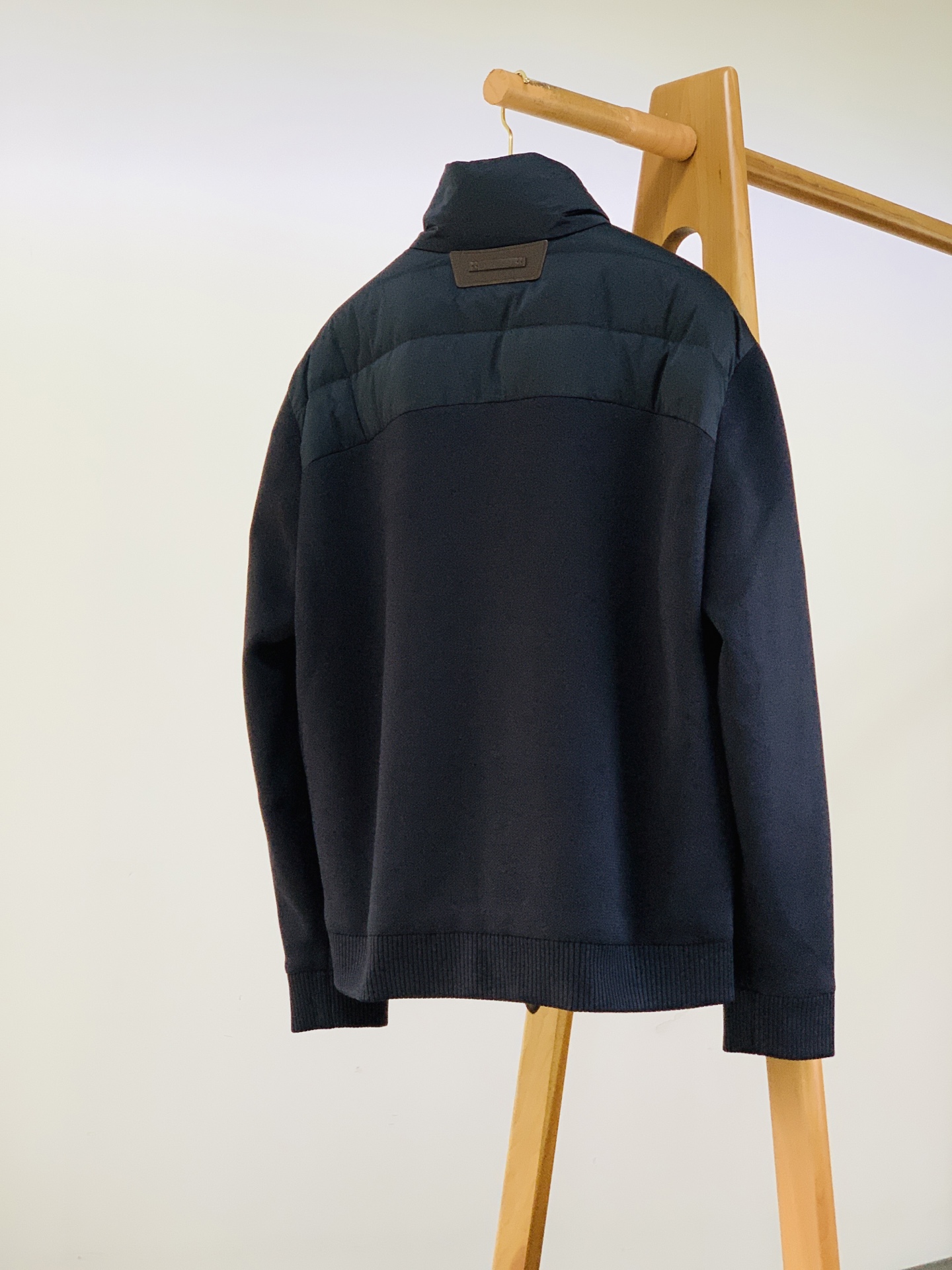 Berluti 伯鲁蒂 2026FW早秋新品  时尚拼接羽绒服🥼衣身主体采用高密防风羽绒面料，菱格锁绒工艺，牢牢锁住羽绒