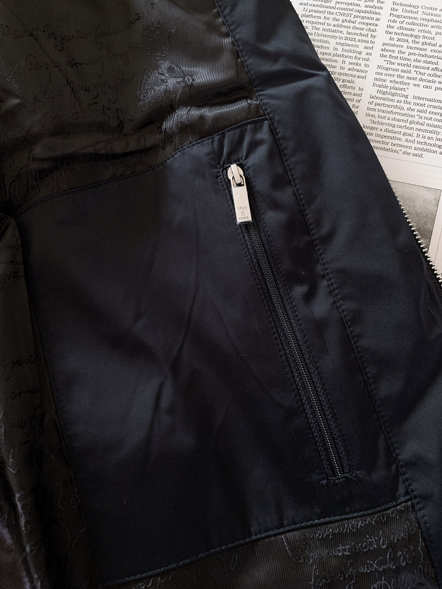 Berluti 伯鲁蒂 2026FW早秋新品  时尚拼接羽绒服🥼衣身主体采用高密防风羽绒面料，菱格锁绒工艺，牢牢锁住羽绒