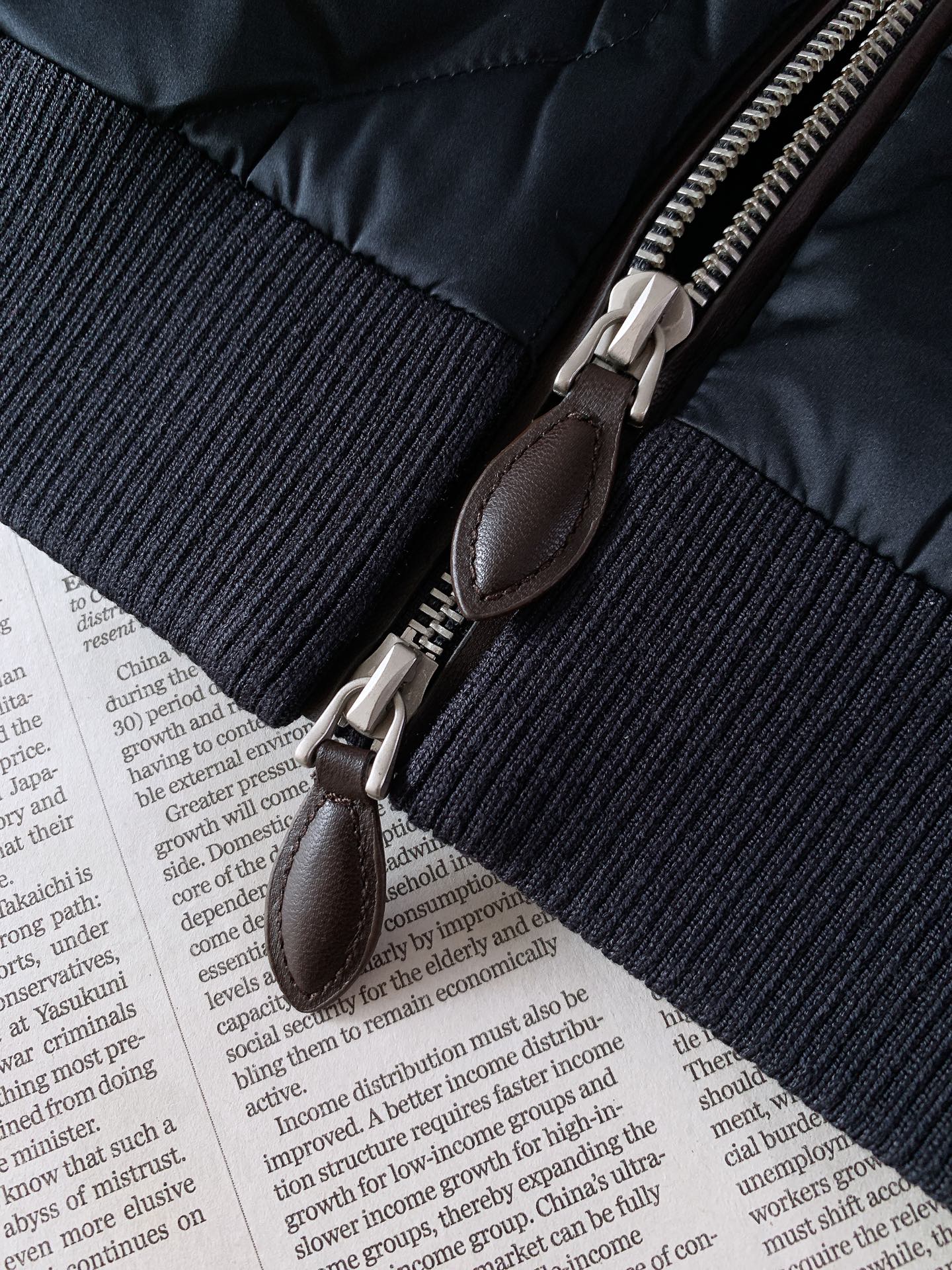 Berluti 伯鲁蒂 2026FW早秋新品  时尚拼接羽绒服🥼衣身主体采用高密防风羽绒面料，菱格锁绒工艺，牢牢锁住羽绒