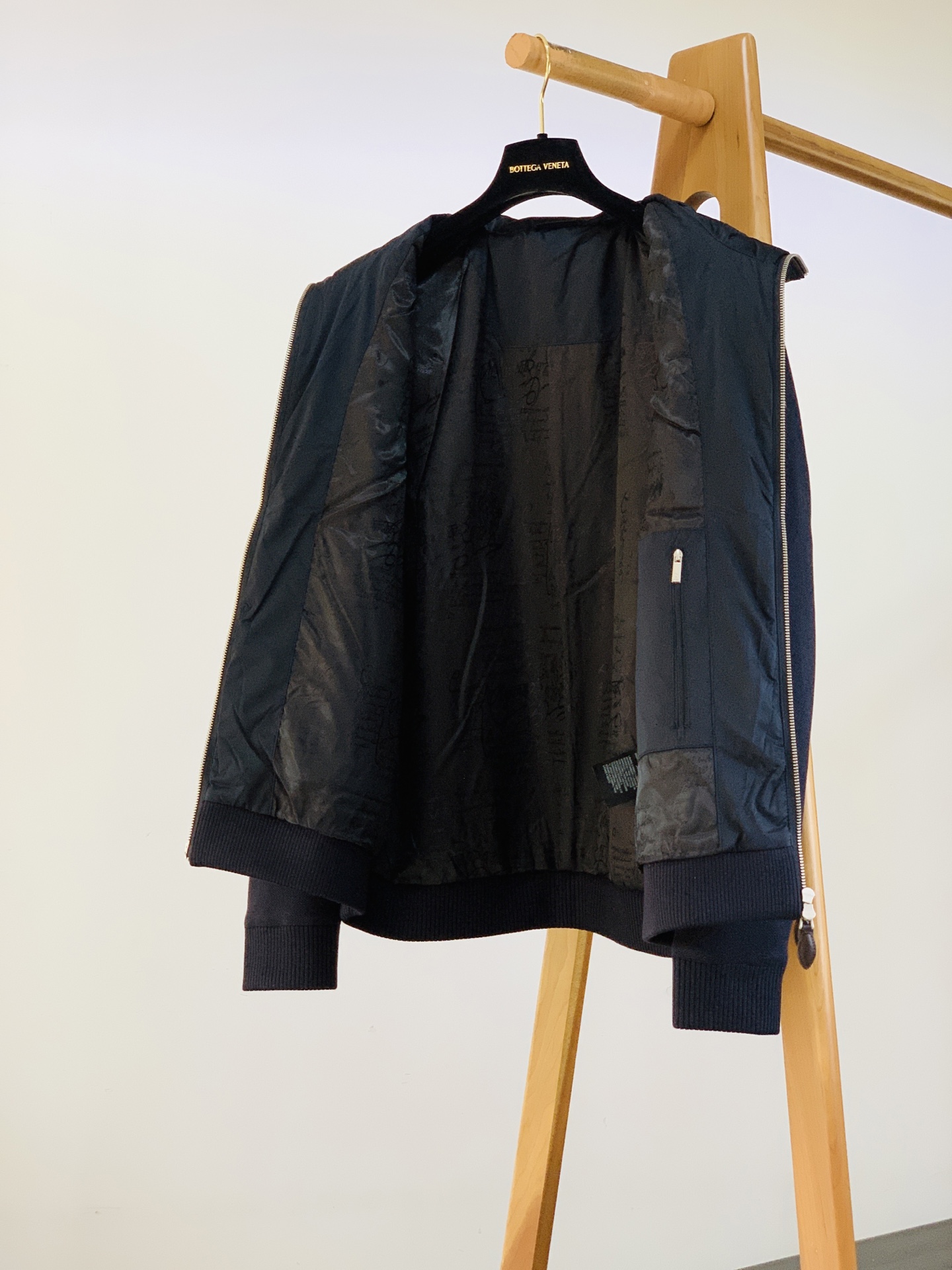 Berluti 伯鲁蒂 2026FW早秋新品  时尚拼接羽绒服🥼衣身主体采用高密防风羽绒面料，菱格锁绒工艺，牢牢锁住羽绒