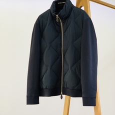 Berluti 伯鲁蒂 2026FW早秋新品 时尚拼接羽绒服🥼衣身主体采用高密防风羽绒面料,菱格锁绒工艺,牢牢锁住羽绒 Berluti 伯鲁蒂 2026FW早秋新品 时尚拼接羽绒服🥼衣身主体采用高密防风羽绒面料,菱格锁绒工艺,牢牢锁住羽绒
