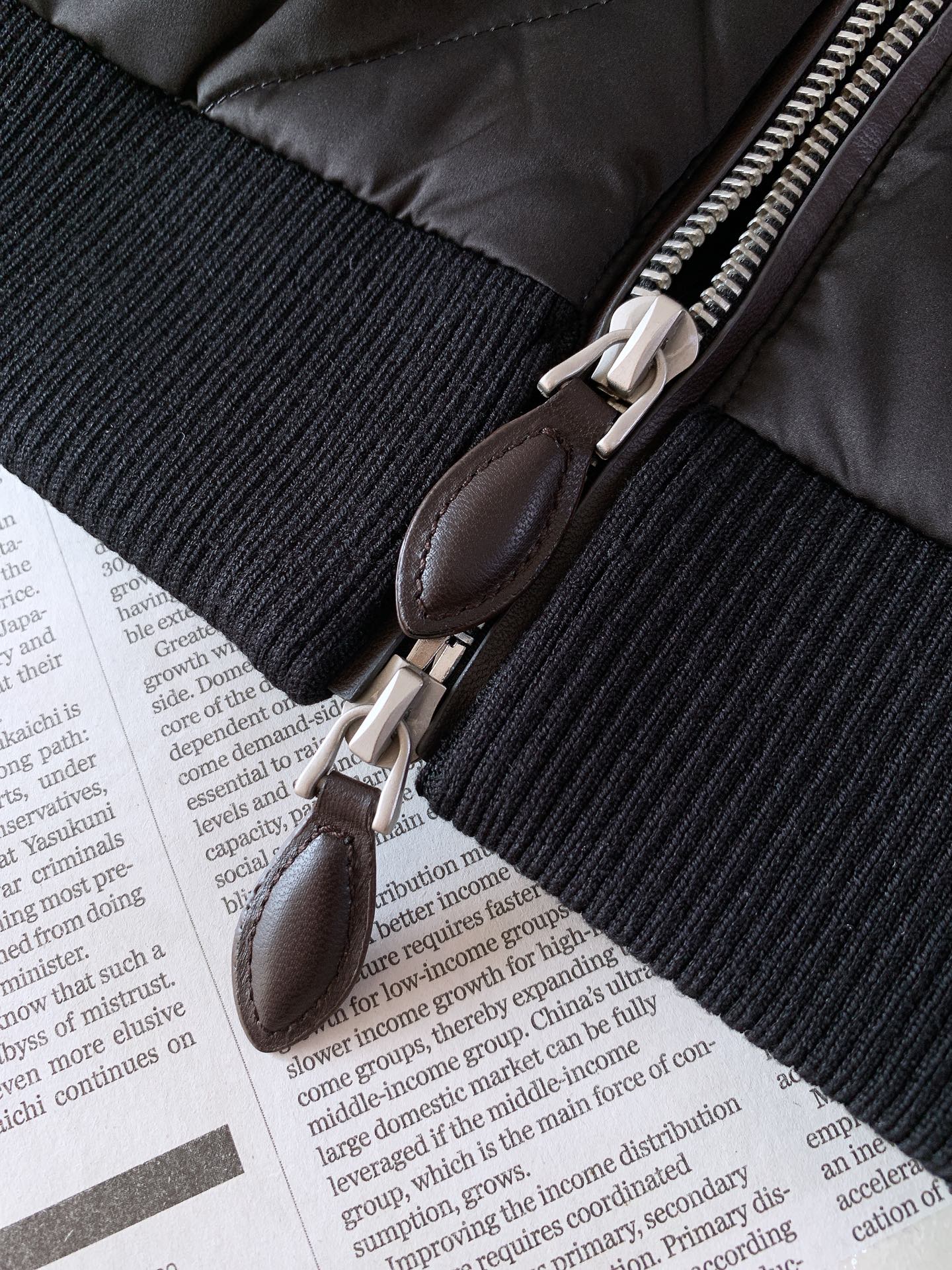 Berluti 伯鲁蒂 2026FW早秋新品  时尚拼接羽绒服🥼衣身主体采用高密防风羽绒面料，菱格锁绒工艺，牢牢锁住羽绒